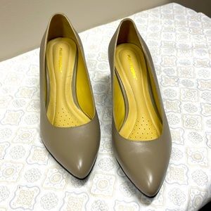 Brand new without box, elegant khaki color pump